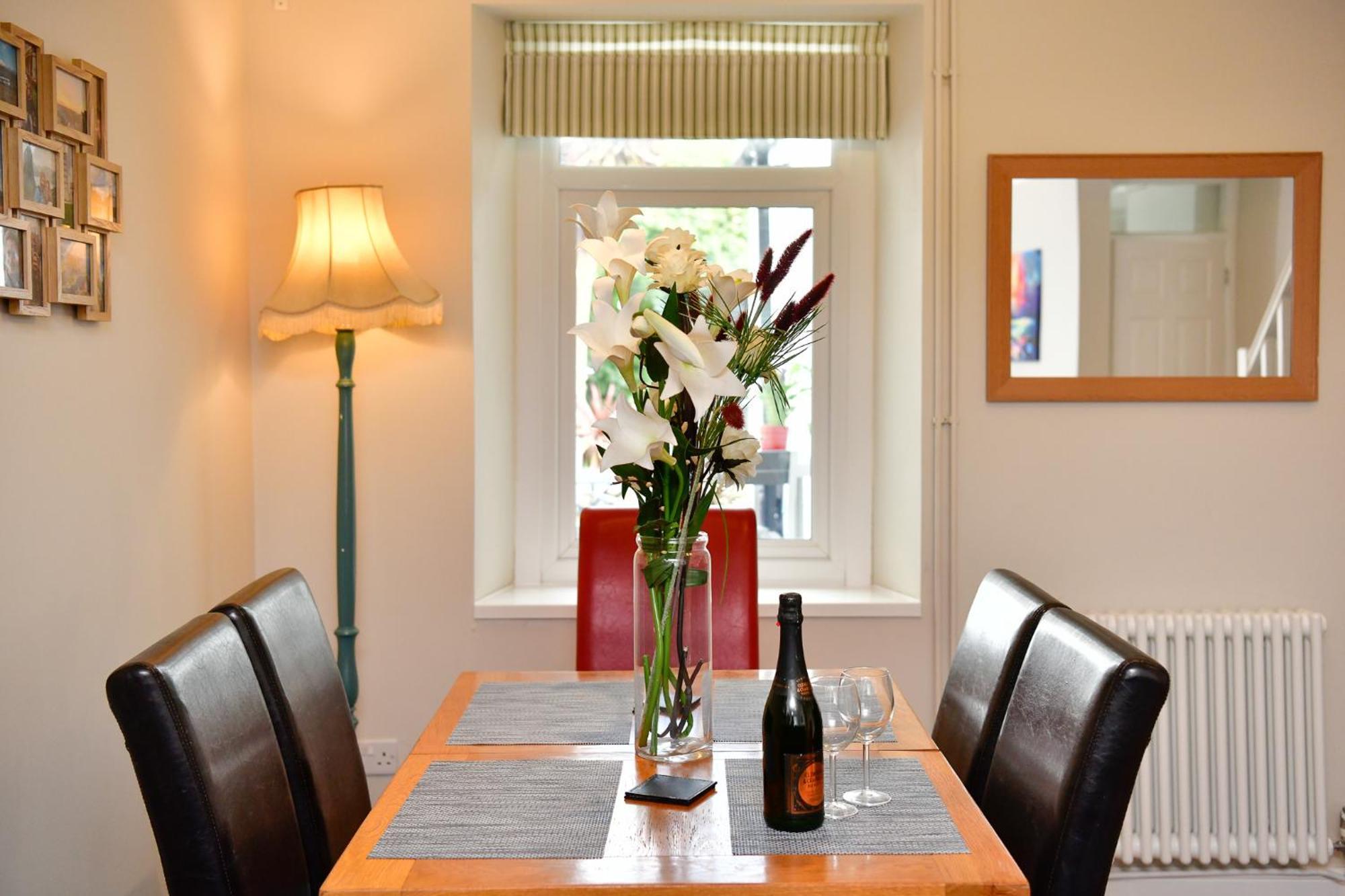 Free Parking - Heart Of The City - Superb Townhouse & Garden - Peaceful Area But Only 5Min Walk To Beach, Shops, Bars, Arena, Marina, Parks Swansea Exterior foto